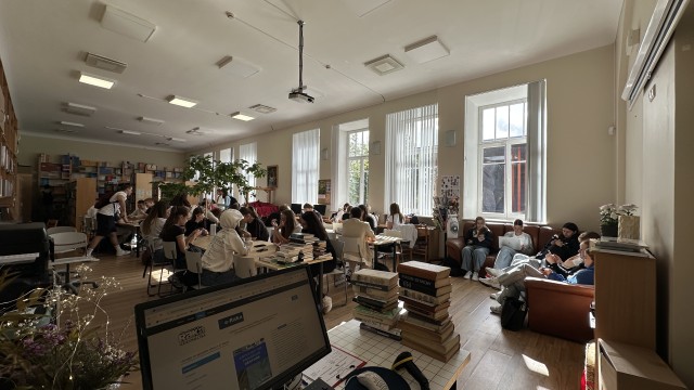 Bibliotēkas telpas.